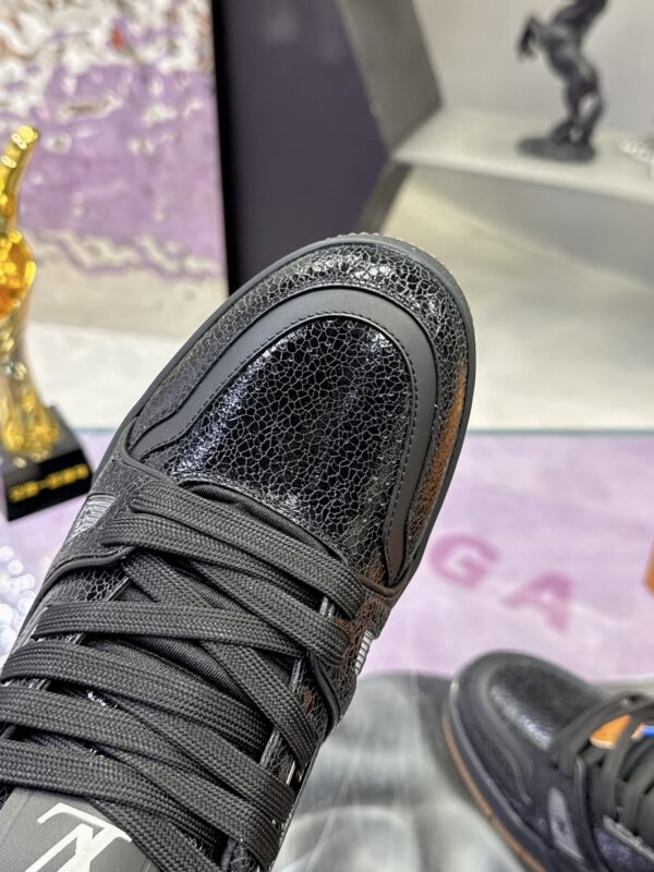 sy_no_6C85ADF968A82012B7496AC161BFC1B0_5 Black Crackled Leather Low-Top Sneakers
