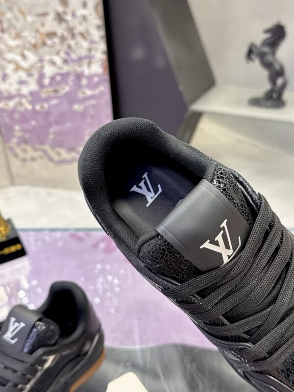 sy_no_6C85ADF968A82012B7496AC161BFC1B0_7 Black Crackled Leather Low-Top Sneakers