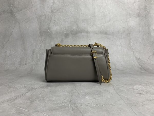 sy_no_6E11053F2A6CE48F26765E5D9075EF6D_1 Muddy Gray Smooth Leather Gold-Hardware Flap Shoulder / Crossbody Bag