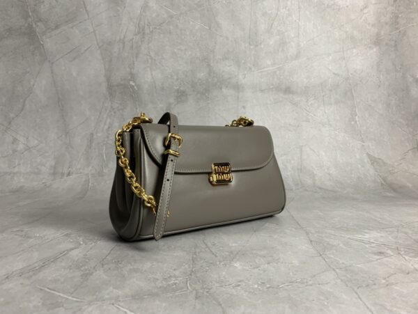 sy_no_6E11053F2A6CE48F26765E5D9075EF6D_2 Muddy Gray Smooth Leather Gold-Hardware Flap Shoulder / Crossbody Bag