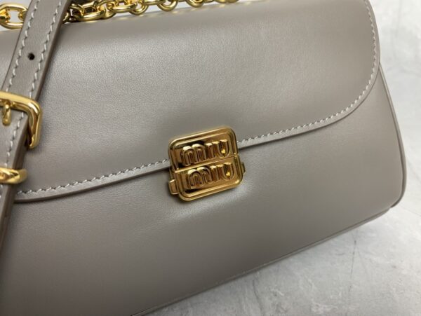 sy_no_6E11053F2A6CE48F26765E5D9075EF6D_4 Muddy Gray Smooth Leather Gold-Hardware Flap Shoulder / Crossbody Bag