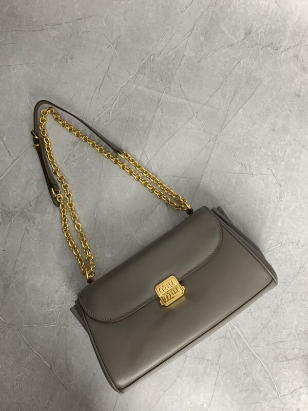sy_no_6E11053F2A6CE48F26765E5D9075EF6D_6 Muddy Gray Smooth Leather Gold-Hardware Flap Shoulder / Crossbody Bag