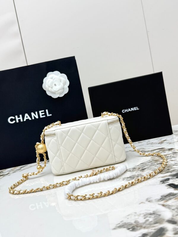 sy_no_6E14FAD126A47B1F1F094A9136D36AFC_2 Chanel 24K Large Pearl Ball Vanity Bag – Lambskin Leather with Gold Chain