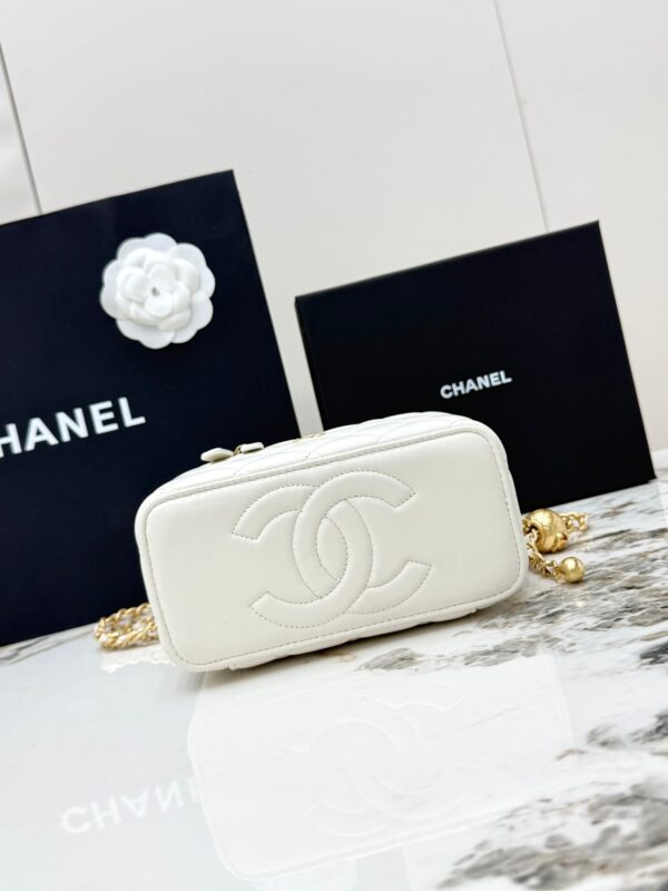 sy_no_6E14FAD126A47B1F1F094A9136D36AFC_3 Chanel 24K Large Pearl Ball Vanity Bag – Lambskin Leather with Gold Chain