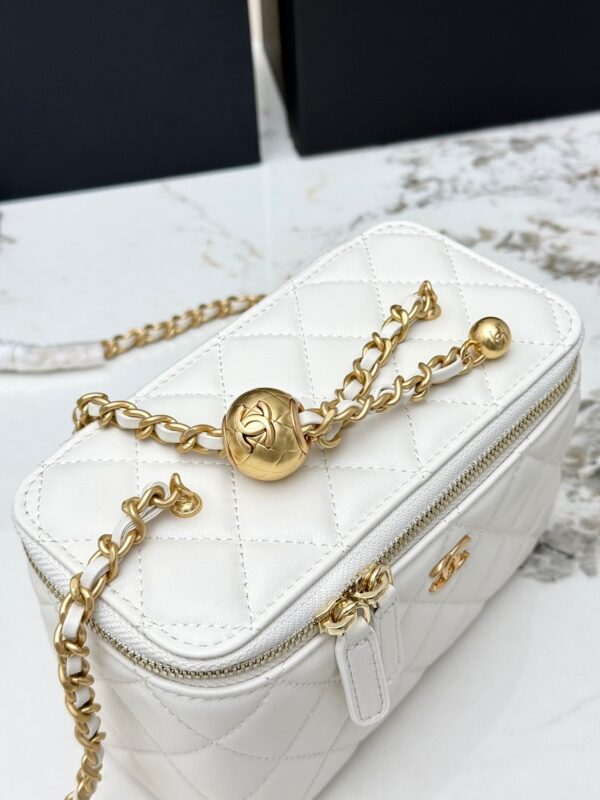 sy_no_6E14FAD126A47B1F1F094A9136D36AFC_5 Chanel 24K Large Pearl Ball Vanity Bag – Lambskin Leather with Gold Chain