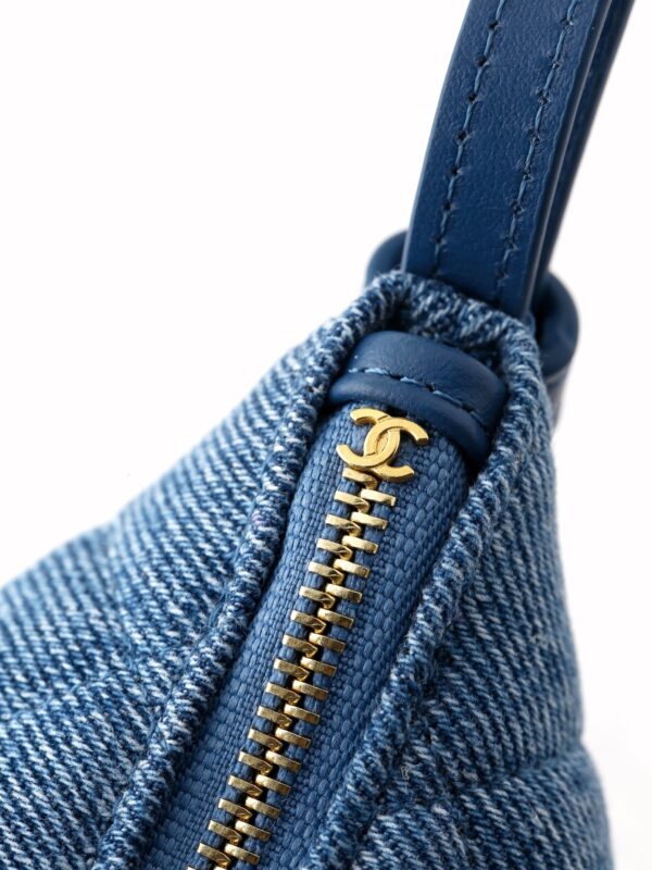 sy_no_72F6B63DEF3D6B08A0E230821ED8A471_5 Washed Denim Double-C Zipper Hobo Bag