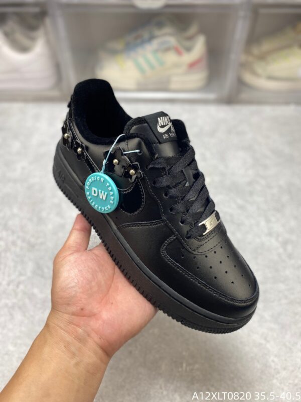 sy_no_736920D3E982873A66B25E27A1CD61B8_0 Black 3D Flower Rivet Custom Low-Top Sneakers