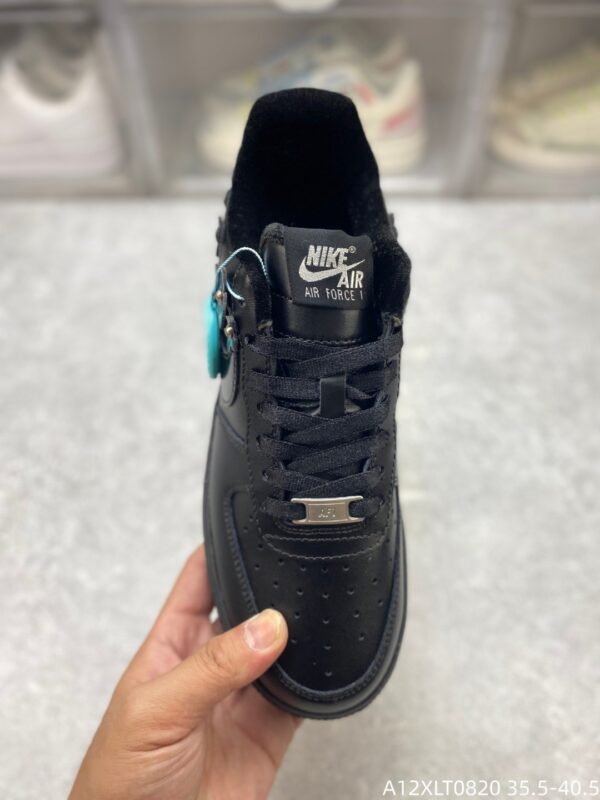sy_no_736920D3E982873A66B25E27A1CD61B8_1 Black 3D Flower Rivet Custom Low-Top Sneakers