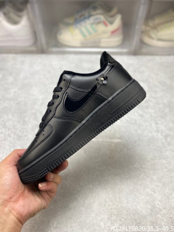 sy_no_736920D3E982873A66B25E27A1CD61B8_2 Black 3D Flower Rivet Custom Low-Top Sneakers