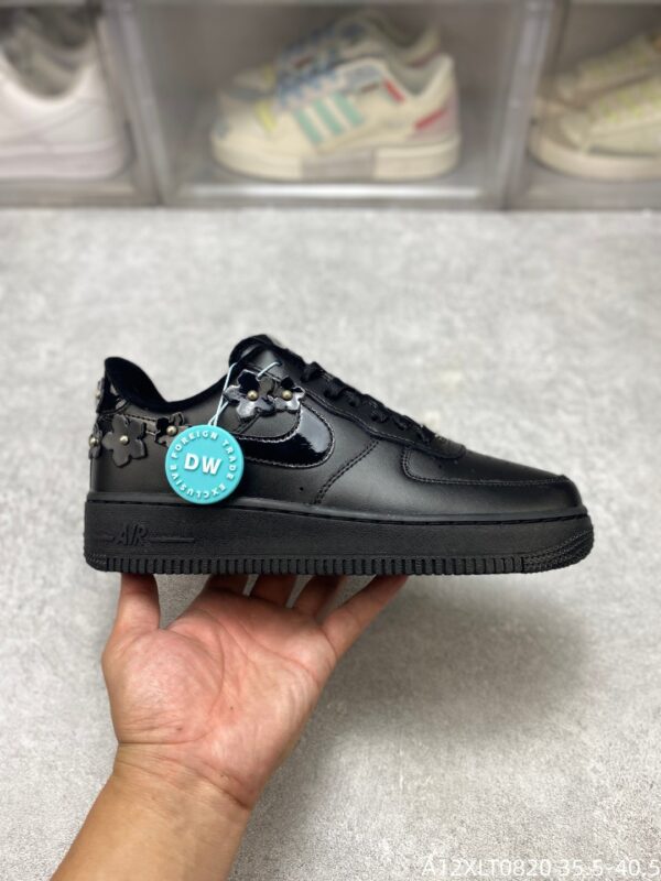 sy_no_736920D3E982873A66B25E27A1CD61B8_3 Black 3D Flower Rivet Custom Low-Top Sneakers