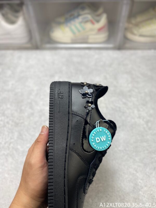 sy_no_736920D3E982873A66B25E27A1CD61B8_5 Black 3D Flower Rivet Custom Low-Top Sneakers