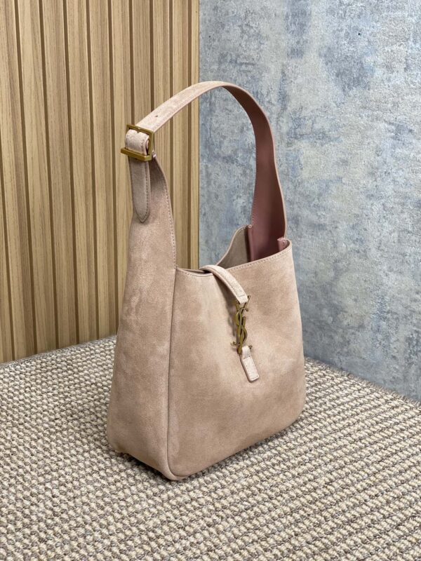 sy_no_7810B9656BAC6DA98DC5EB05C4B4C6D0_2 Saint Laurent Fall/Winter New Suede Shoulder Bag