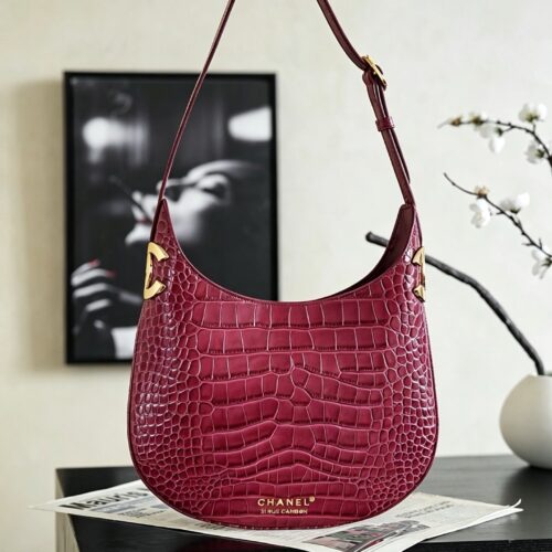 New Chanel Crocodile-Embossed Hobo Bag: A Vintage-Style, Sophisticated Crescent-Shaped Shoulder Bag