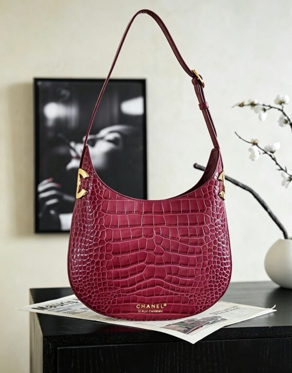 New Chanel Crocodile-Embossed Hobo Bag: A Vintage-Style, Sophisticated Crescent-Shaped Shoulder Bag