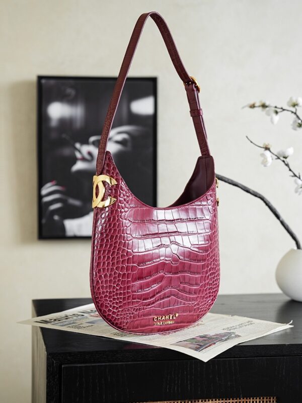 New Chanel Crocodile-Embossed Hobo Bag: A Vintage-Style, Sophisticated Crescent-Shaped Shoulder Bag