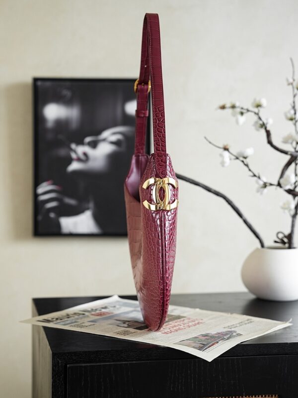 New Chanel Crocodile-Embossed Hobo Bag: A Vintage-Style, Sophisticated Crescent-Shaped Shoulder Bag