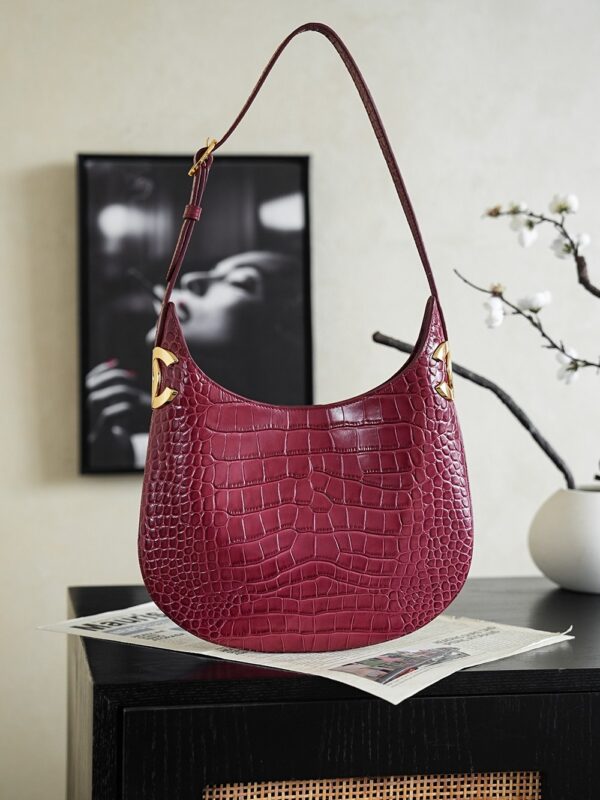 New Chanel Crocodile-Embossed Hobo Bag: A Vintage-Style, Sophisticated Crescent-Shaped Shoulder Bag