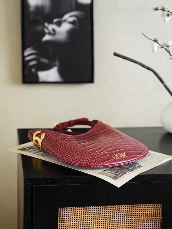 New Chanel Crocodile-Embossed Hobo Bag: A Vintage-Style, Sophisticated Crescent-Shaped Shoulder Bag