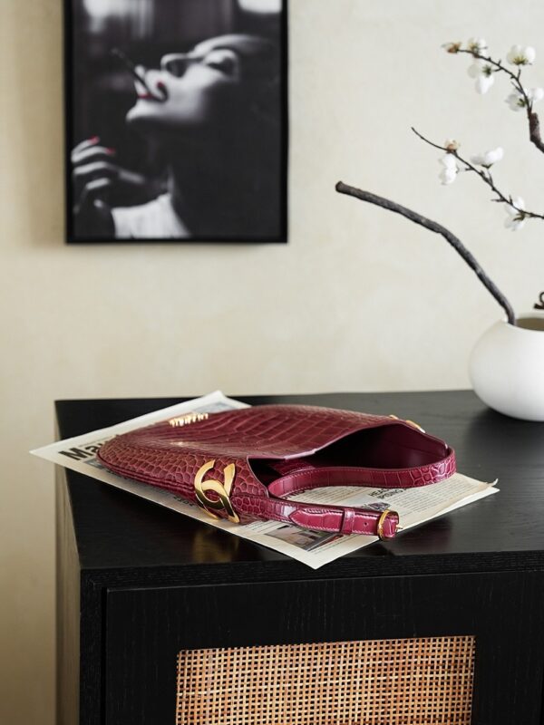 New Chanel Crocodile-Embossed Hobo Bag: A Vintage-Style, Sophisticated Crescent-Shaped Shoulder Bag