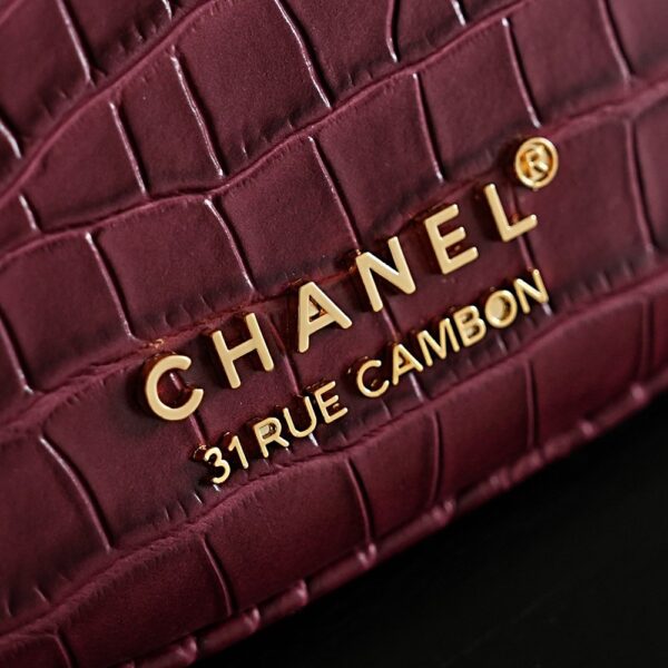 New Chanel Crocodile-Embossed Hobo Bag: A Vintage-Style, Sophisticated Crescent-Shaped Shoulder Bag