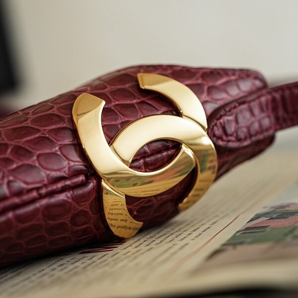 New Chanel Crocodile-Embossed Hobo Bag: A Vintage-Style, Sophisticated Crescent-Shaped Shoulder Bag