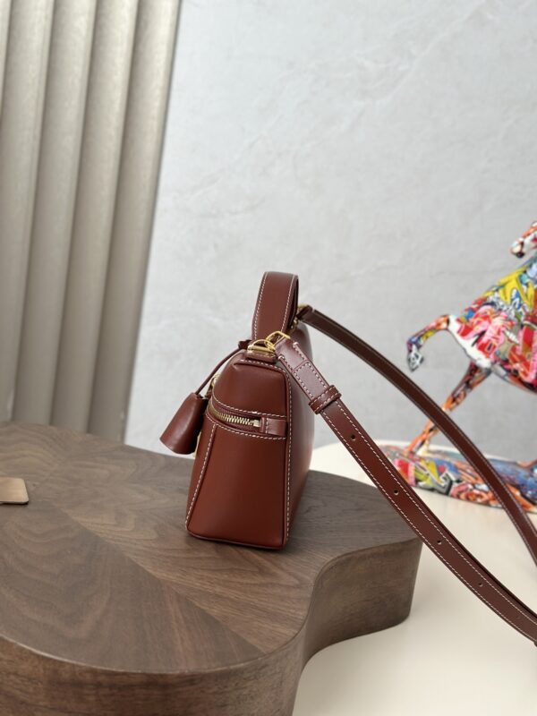 sy_no_7D58FC657681BA81753228AB56402FB3_1 Loro Piana Extra Pocket Saddle Leather Handbag