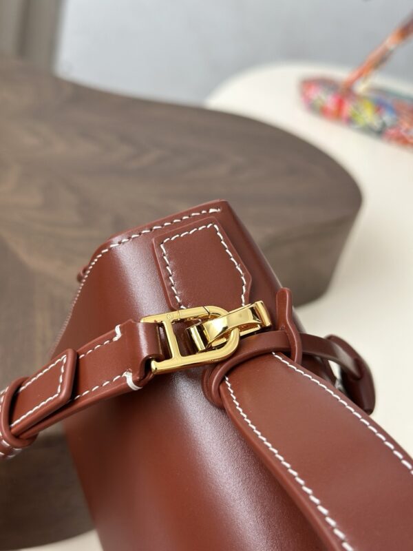 sy_no_7D58FC657681BA81753228AB56402FB3_3 Loro Piana Extra Pocket Saddle Leather Handbag