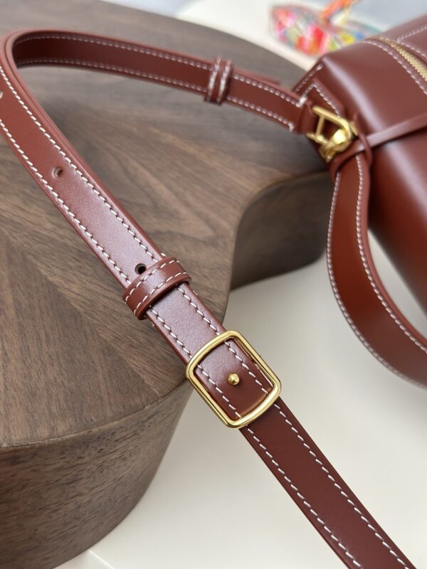 sy_no_7D58FC657681BA81753228AB56402FB3_4 Loro Piana Extra Pocket Saddle Leather Handbag