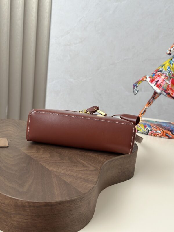 sy_no_7D58FC657681BA81753228AB56402FB3_6 Loro Piana Extra Pocket Saddle Leather Handbag