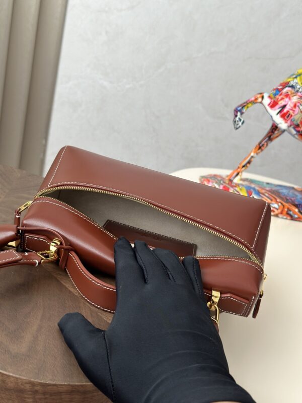 sy_no_7D58FC657681BA81753228AB56402FB3_7 Loro Piana Extra Pocket Saddle Leather Handbag