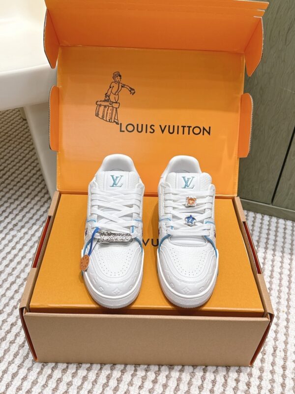 sy_no_7D8514381C7CBC7806C117F04B77DE69_0 Louis Vuitton LV Trainer White / Ice Blue Stitching Sneakers