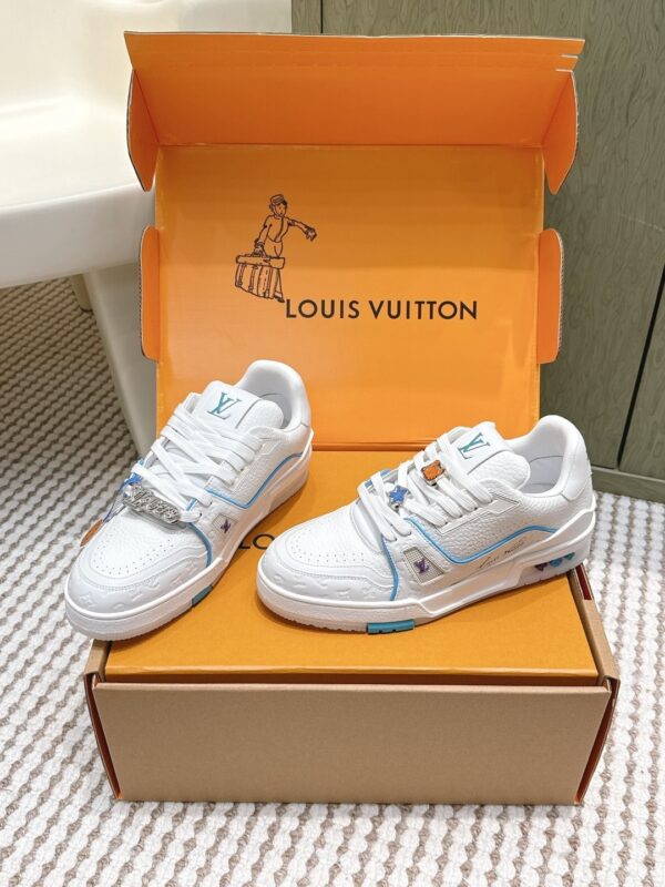 sy_no_7D8514381C7CBC7806C117F04B77DE69_1 Louis Vuitton LV Trainer White / Ice Blue Stitching Sneakers