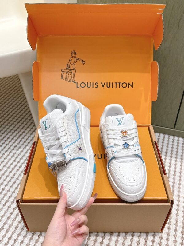 sy_no_7D8514381C7CBC7806C117F04B77DE69_2 Louis Vuitton LV Trainer White / Ice Blue Stitching Sneakers