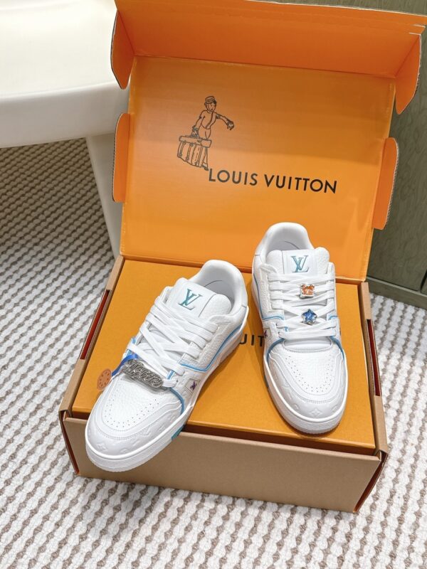 sy_no_7D8514381C7CBC7806C117F04B77DE69_3 Louis Vuitton LV Trainer White / Ice Blue Stitching Sneakers