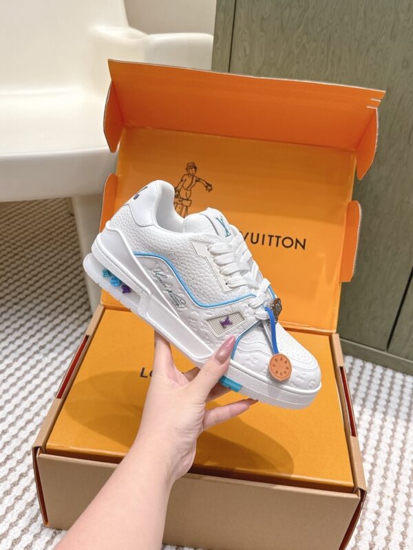 sy_no_7D8514381C7CBC7806C117F04B77DE69_4 Louis Vuitton LV Trainer White / Ice Blue Stitching Sneakers
