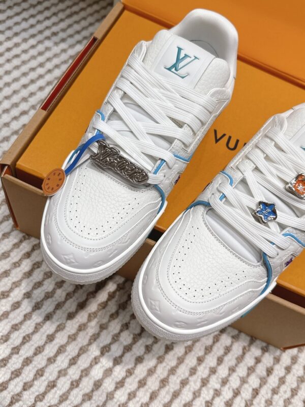 sy_no_7D8514381C7CBC7806C117F04B77DE69_5 Louis Vuitton LV Trainer White / Ice Blue Stitching Sneakers