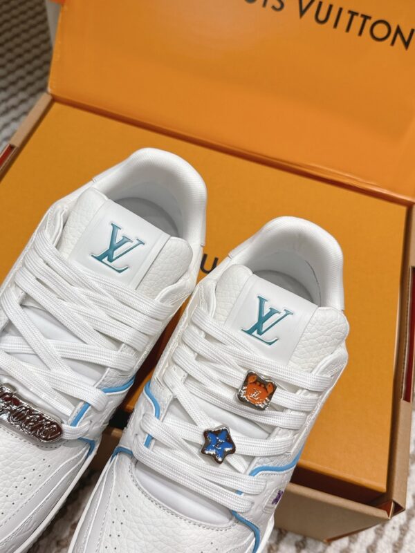 sy_no_7D8514381C7CBC7806C117F04B77DE69_7 Louis Vuitton LV Trainer White / Ice Blue Stitching Sneakers