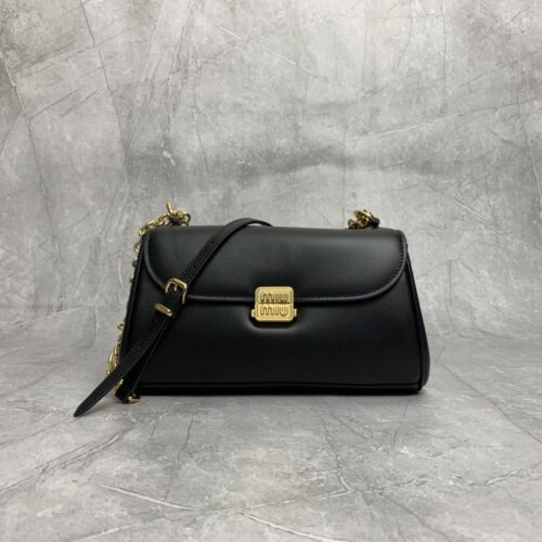 sy_no_83117E0FA85FFC95B75A824373B56FAF_0 Black Smooth Leather Gold-Hardware Flap Shoulder / Crossbody Bag