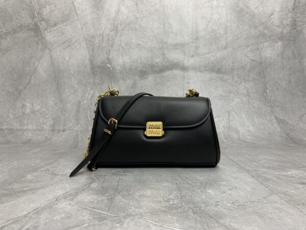 sy_no_83117E0FA85FFC95B75A824373B56FAF_0 Black Smooth Leather Gold-Hardware Flap Shoulder / Crossbody Bag