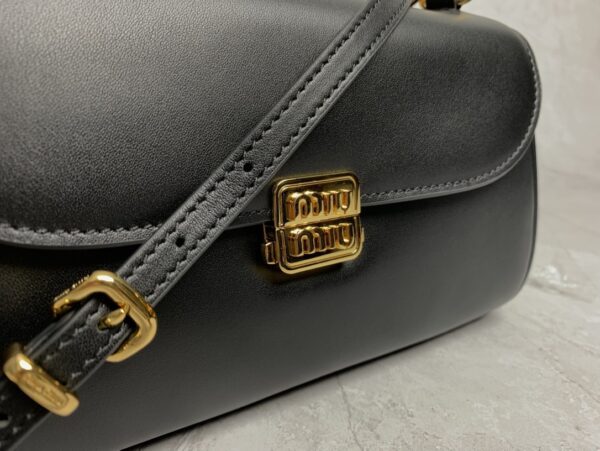 sy_no_83117E0FA85FFC95B75A824373B56FAF_4 Black Smooth Leather Gold-Hardware Flap Shoulder / Crossbody Bag