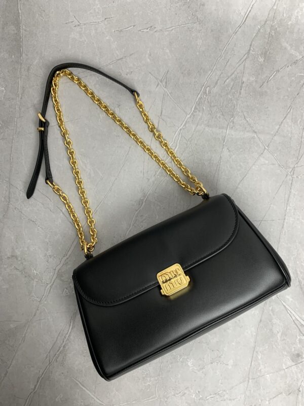 sy_no_83117E0FA85FFC95B75A824373B56FAF_6 Black Smooth Leather Gold-Hardware Flap Shoulder / Crossbody Bag