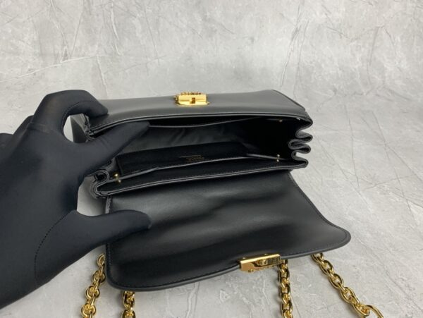 sy_no_83117E0FA85FFC95B75A824373B56FAF_7 Black Smooth Leather Gold-Hardware Flap Shoulder / Crossbody Bag