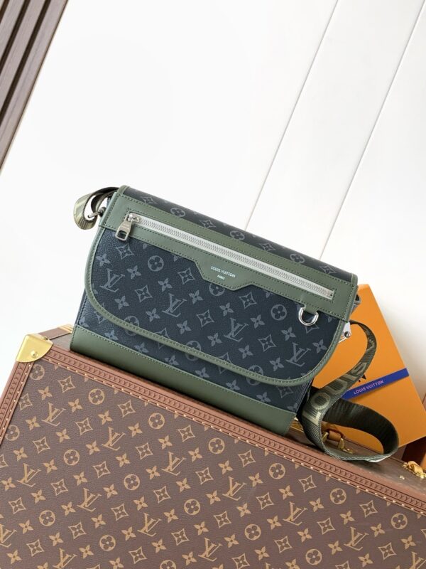 sy_no_835253F41FB54ED219A8B10D26B9F01F_0 Louis Vuitton Courrier Messenger Bag