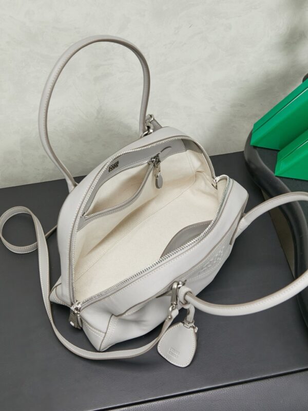 sy_no_83A0E12E64132958B29D240AAC26C8DE_4 Miu Miu Vivant Medium Lambskin Crossbody/Shoulder/Handbag