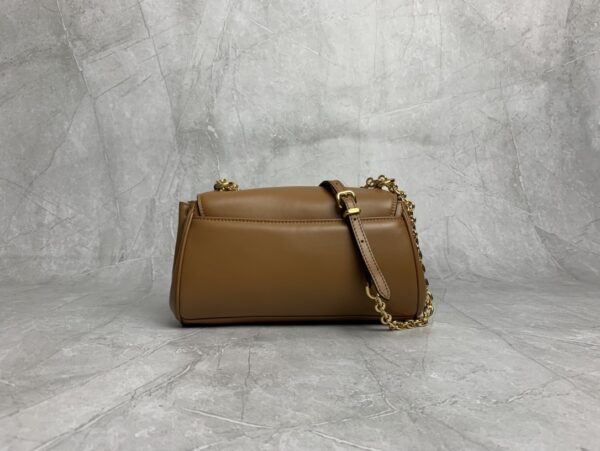 sy_no_86C4F40EBCF746C5C1DAB1F98C6B6EB6_1 Brown Smooth Leather Gold-Hardware Flap Shoulder / Crossbody Bag
