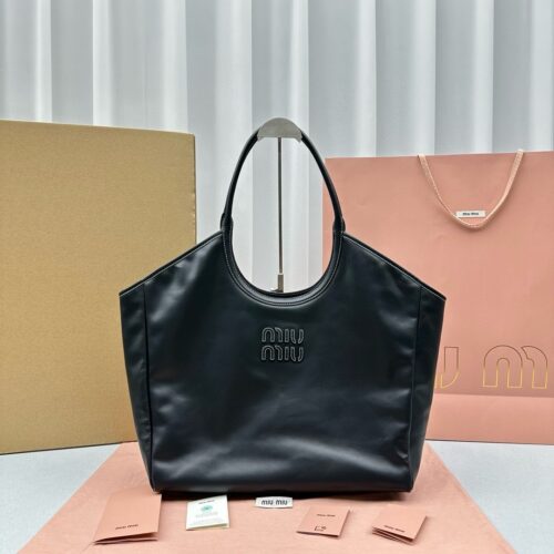 sy_no_8AFDB6627FE818767454F605F1CD1851_0 Black Smooth Leather Large Shoulder Tote