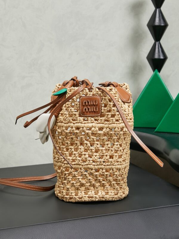 Miu Miu Raffia Open-Weave Bucket Bag – Hand-Crocheted Summer Beach Bag with Leather Charm; Versatile Shoulder & Crossbody Style