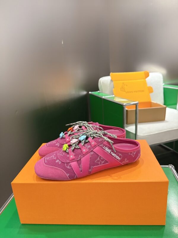 sy_no_8CE7D8C127570DD9E4F716017DFAC956_1 Louis Vuitton Pink Monogram Denim Flower Sneaker Mules