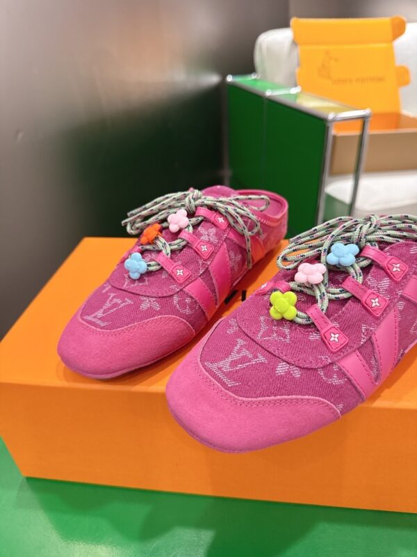 sy_no_8CE7D8C127570DD9E4F716017DFAC956_6 Louis Vuitton Pink Monogram Denim Flower Sneaker Mules