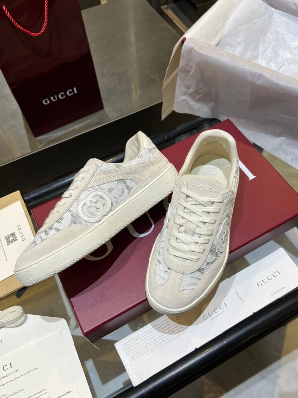 sy_no_93148090A7AF7BDCDB5CF25564ACF6E2_2 Gucci B Sneaker White Lace & Beige Suede – Ivory / Beige